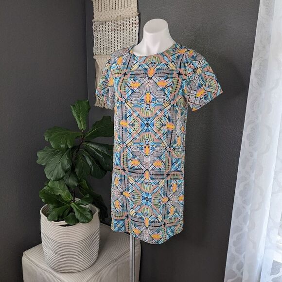 Everly Abstract Patterned Shift Dress - Picture 4 of 9